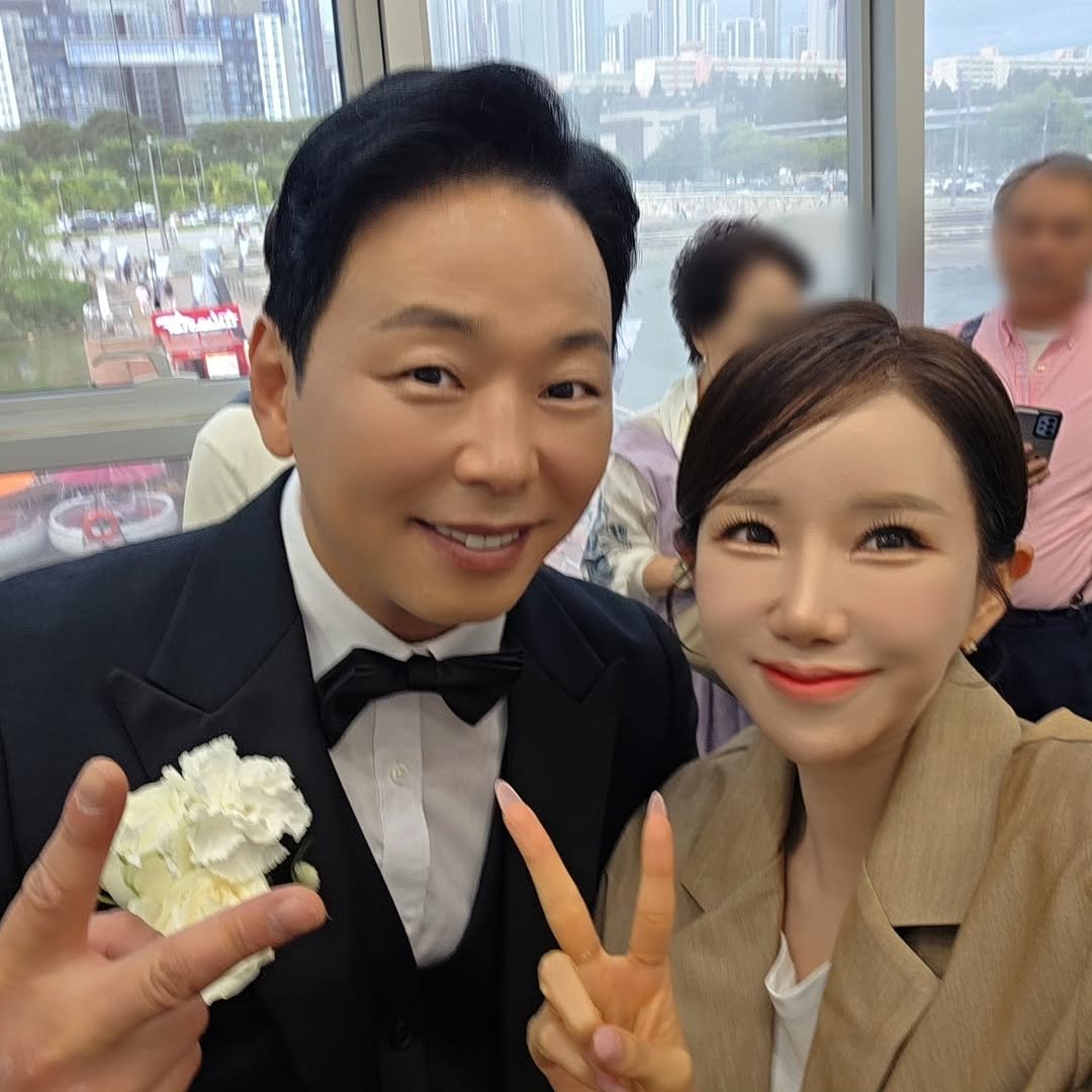 Photo shared by 김다나 on September 13, 2025 tagging @kimdana1104, and @mohaswhat. May be an image of 3 people.