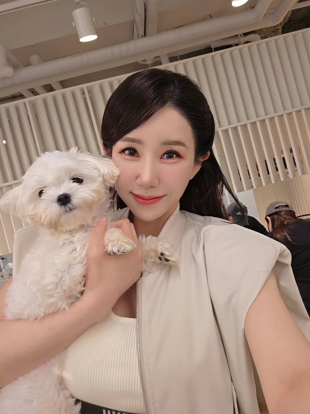 Photo by 김다나 on August 03, 2025. May be an image of 1 person, hair, Maltese and text.