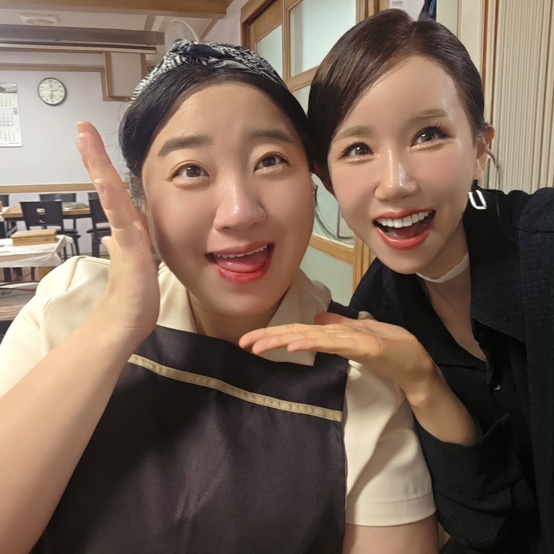 Photo by 김다나 on August 09, 2025. 사람 2명 및 텍스트의 이미지일 수 있음.