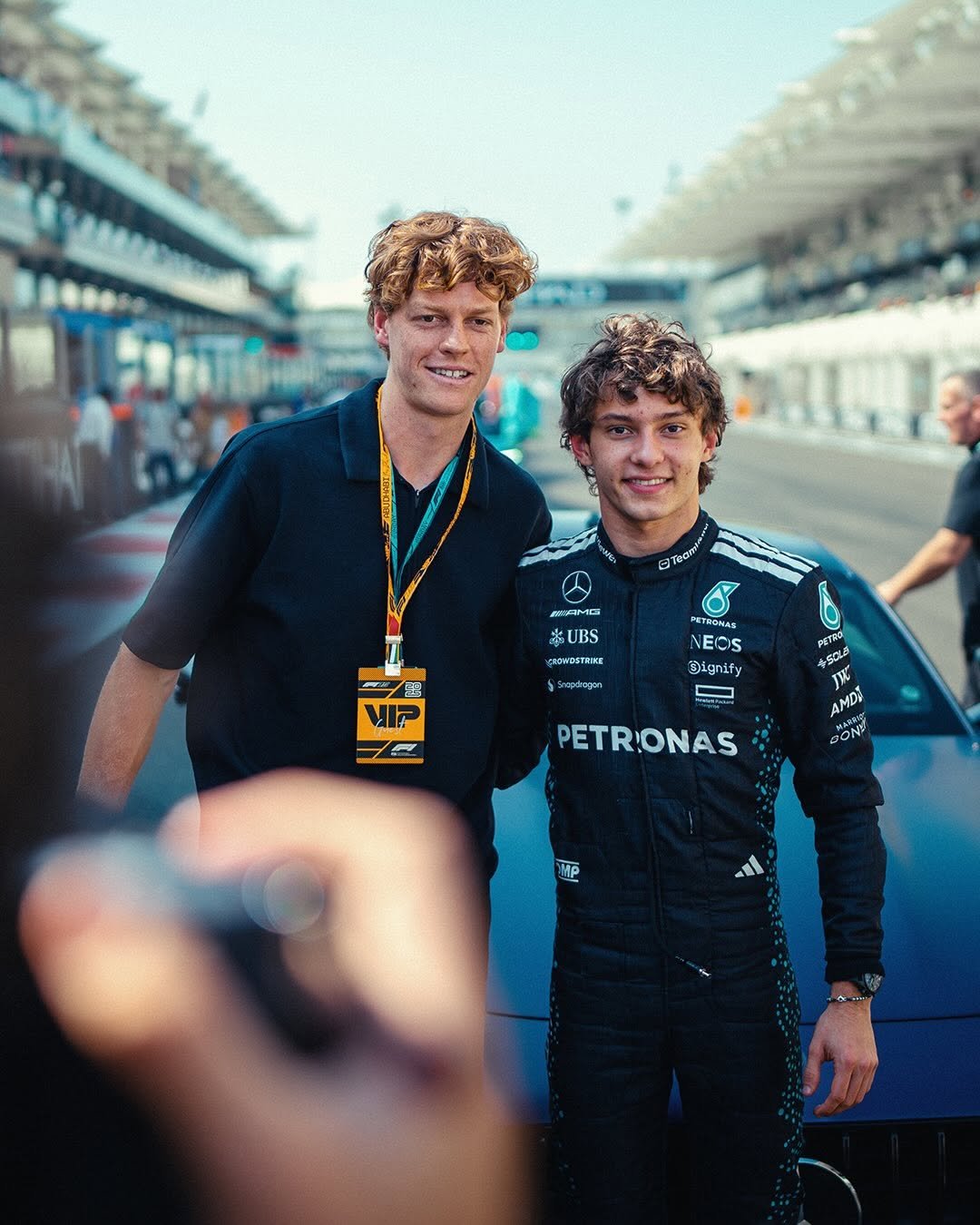 Jannik Sinner posing with Kimi Antonelli in Abu Dhabi