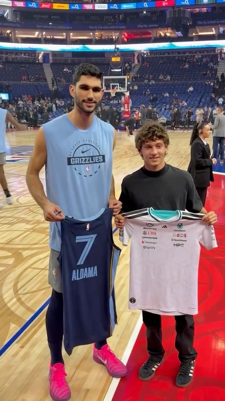 kimi.antonelli 게시물 이미지: A hoops and F1 link up! 🤝

@santialdama and...