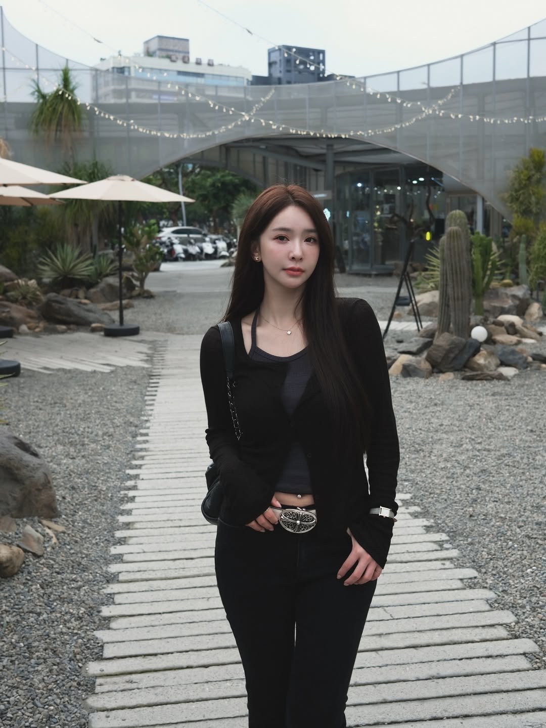 Photo shared by 禾羽 Kimi on April 11, 2026 tagging @ffever.co. May be an image of one or more people, hair, top, parka, jacket and text.