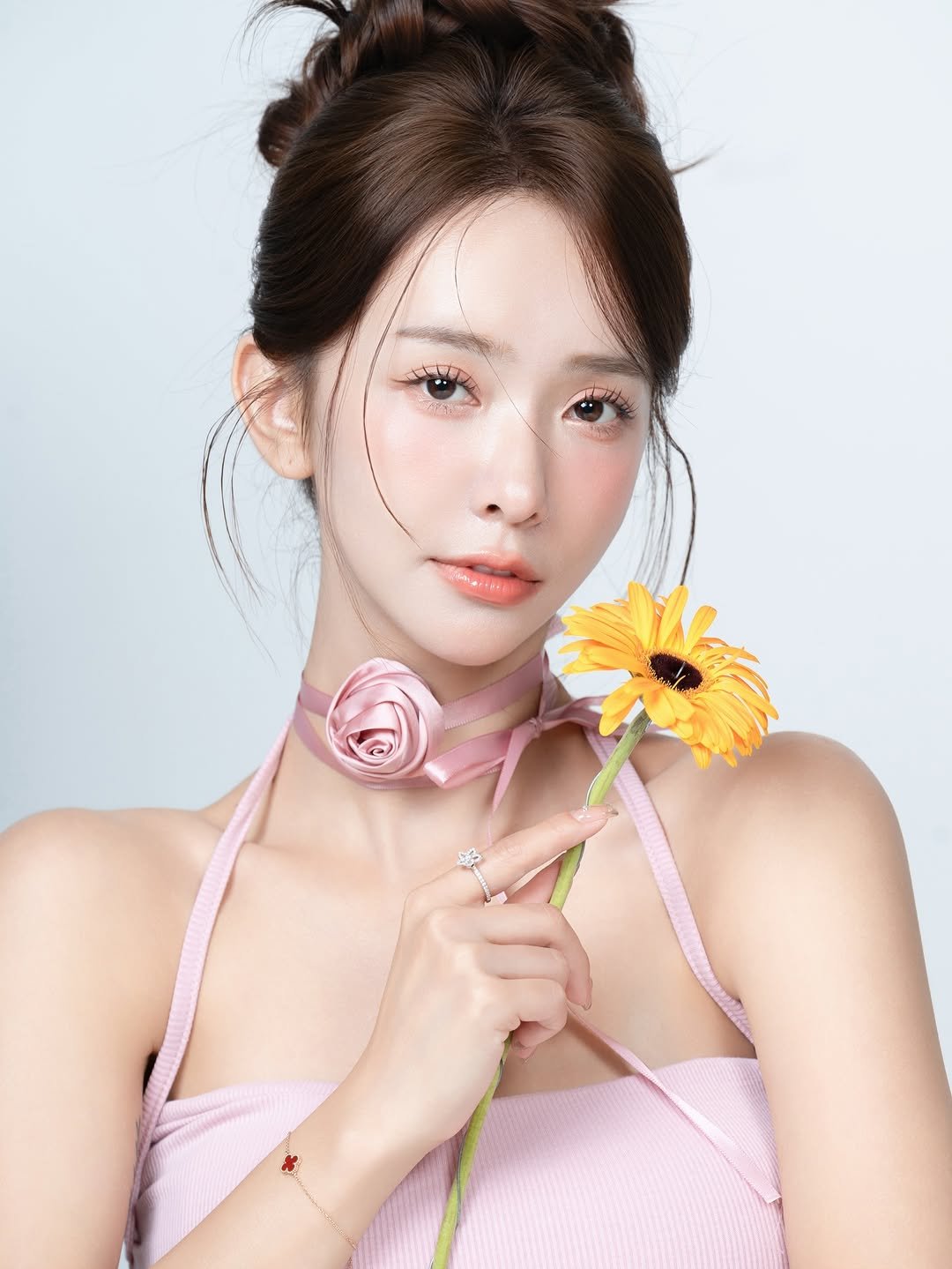 Photo by 禾羽 Kimi on November 28, 2025. May be an image of one or more people, braids, makeup and text.