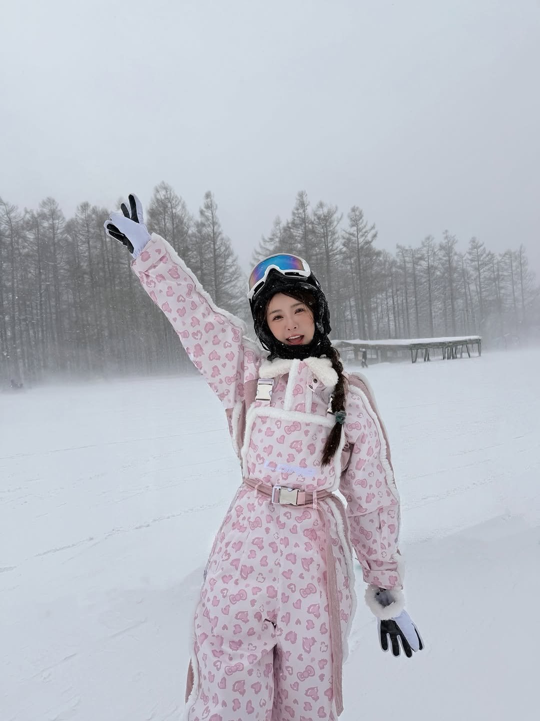 Photo shared by 禾羽 Kimi on January 16, 2026 tagging @lovejpski. May be an image of face mask, snowsuit, ski, parka, ski slope, snow and text.