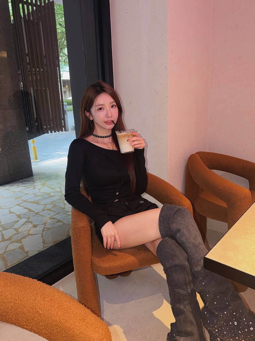 Photo shared by 禾羽 Kimi on November 07, 2025 tagging @freya.2023_. May be an image of drink, miniskirt and text.