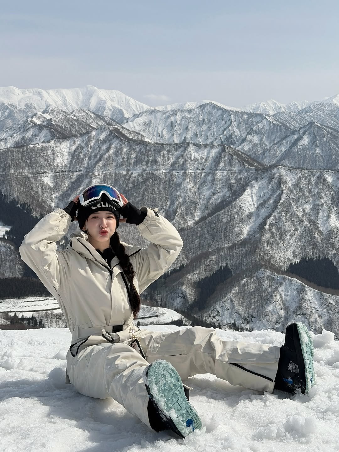 Photo shared by 禾羽 Kimi on February 28, 2026 tagging @chenda.rental. May be an image of ski, ski slope and text.