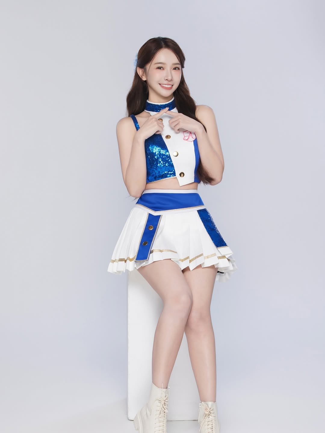 Photo by 禾羽 Kimi on March 30, 2026. May be an image of costume, miniskirt and text.