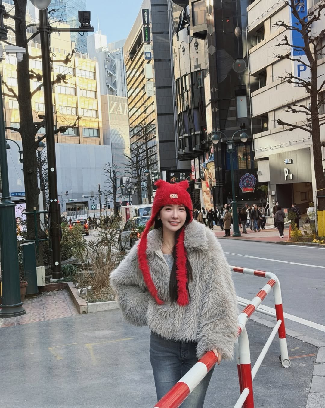 Photo by 禾羽 Kimi on February 22, 2026. May be an image of one or more people, duffle coat, parka, street, Tokyo Tower and text.