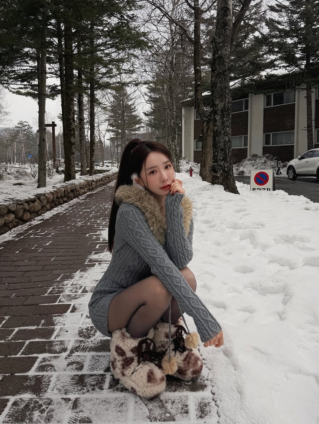 Photo by 禾羽 Kimi on April 07, 2026. May be an image of parka, turtleneck, boots, snow and text.