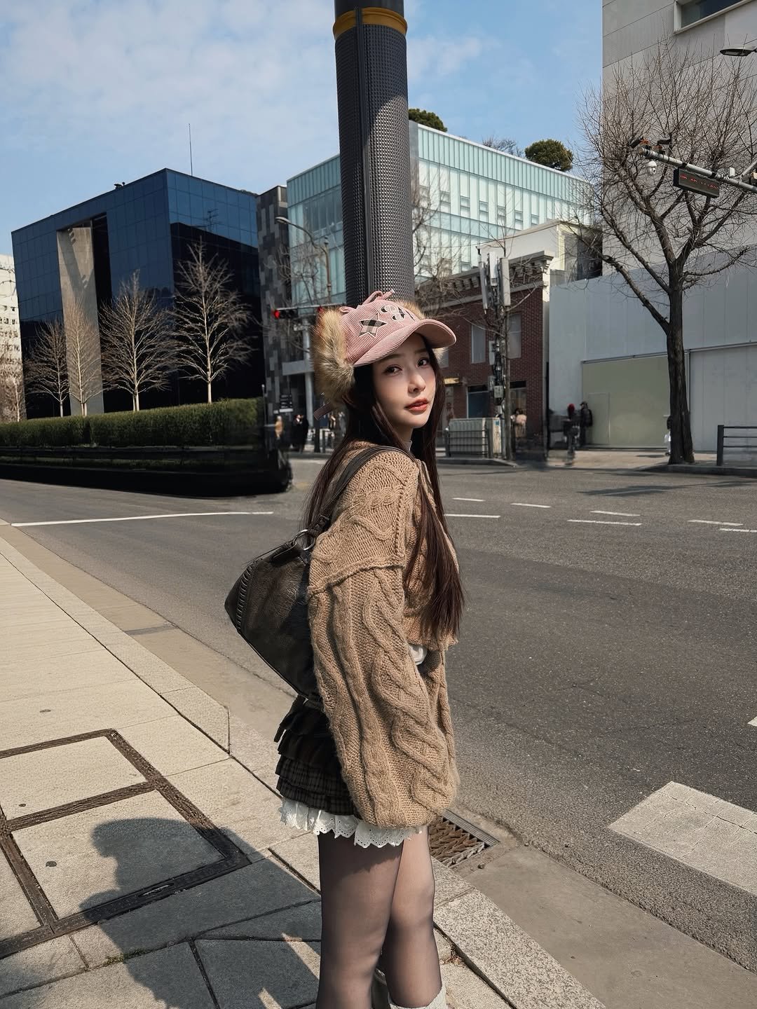 Photo by 禾羽 Kimi on March 20, 2026. May be an image of duffle coat, beret, headdress, street and text.