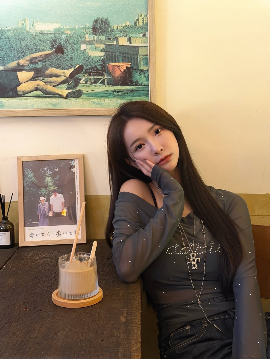 Photo by 禾羽 Kimi on December 01, 2025. May be an image of one or more people, hair, dress and text.