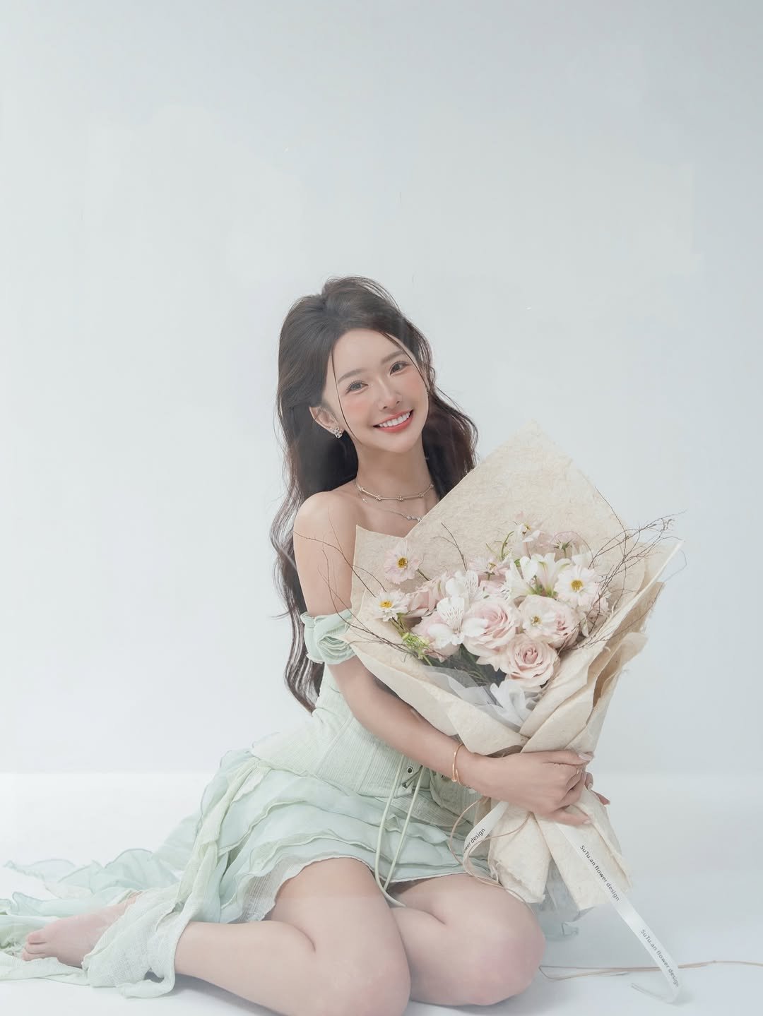 kimi_0531 게시물 이미지: 五月，被慶祝好多次的日子
被愛包圍著，又長大了🫶🏻

📷 @milk1002020 
💄...