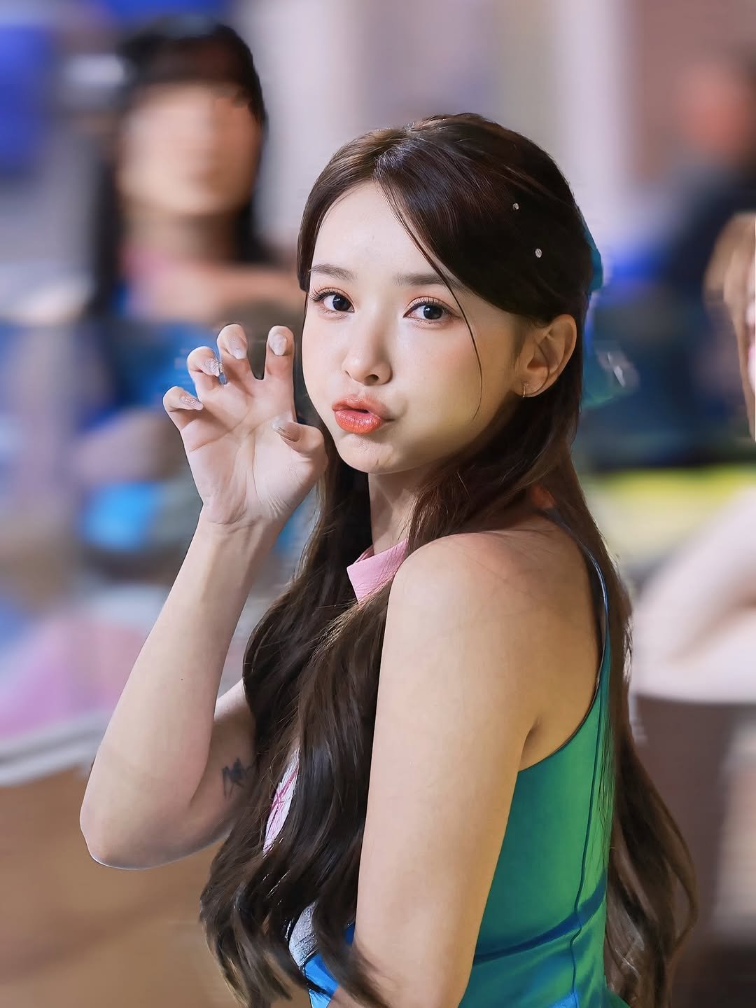 Photo by 禾羽 Kimi on February 26, 2026. May be an image of one or more people, hair and text.