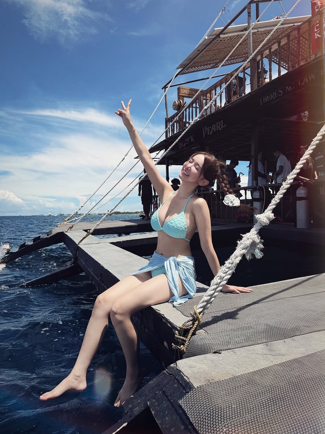 Photo shared by 禾羽 Kimi on November 25, 2025 tagging @wave_shine, and @g.d.p_travel. May be an image of sail, boat, sarong, fishnet stockings, houseboat and text.