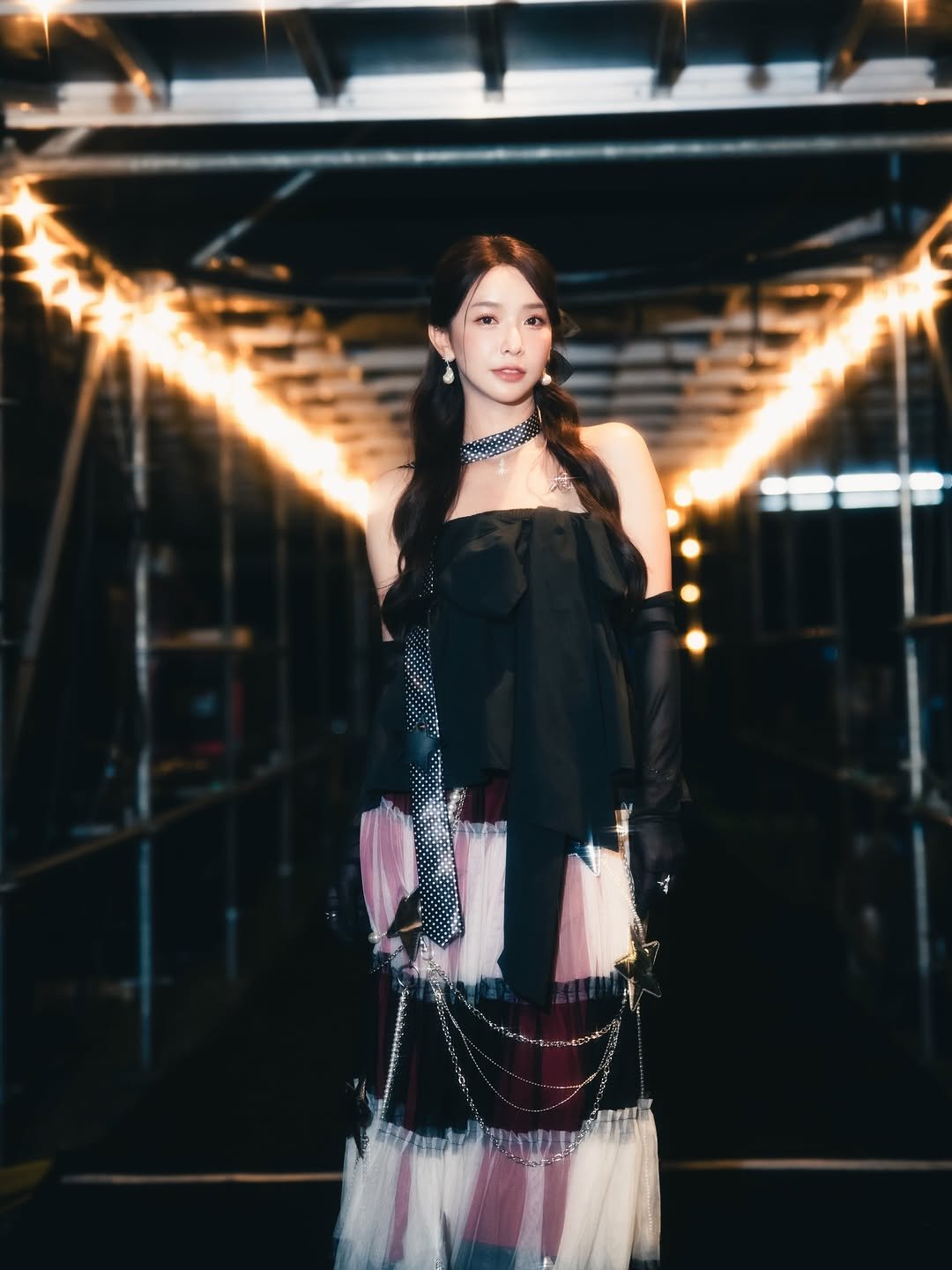 Photo by 禾羽 Kimi on December 31, 2025. May be an image of one or more people, makeup, hair, gown, dress and text.