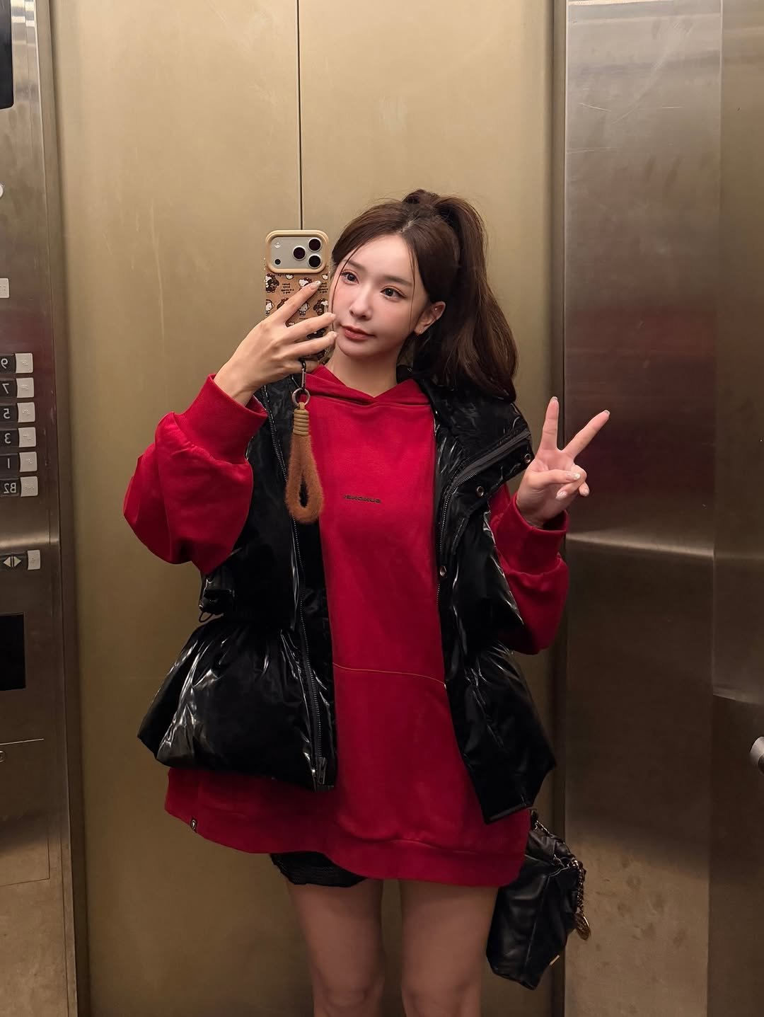 Photo by 禾羽 Kimi on February 18, 2026. May be a selfie of one or more people, hair, parka, miniskirt and text.