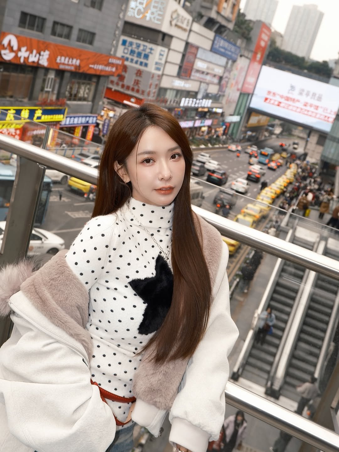 Photo by 禾羽 Kimi on December 24, 2025. May be an image of one or more people, hair, duffle coat, goosedown coat, jacket, parka, turtleneck and text.