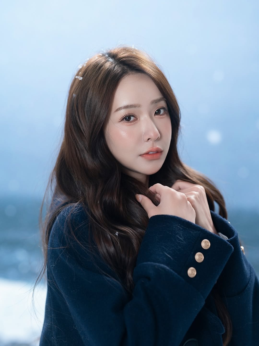 Photo by 禾羽 Kimi on January 07, 2026. May be an image of one or more people, makeup, hair, duffle coat, goosedown coat, parka and text.