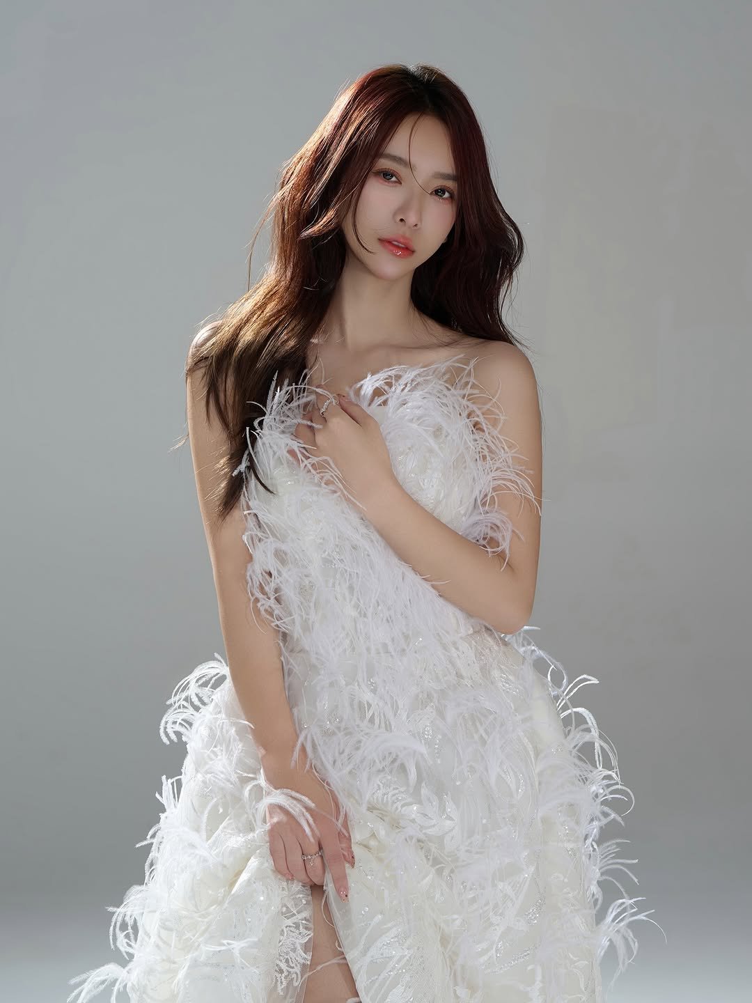 Photo by 禾羽 Kimi on November 12, 2025. May be an image of one or more people, hair, dress, gown and text.