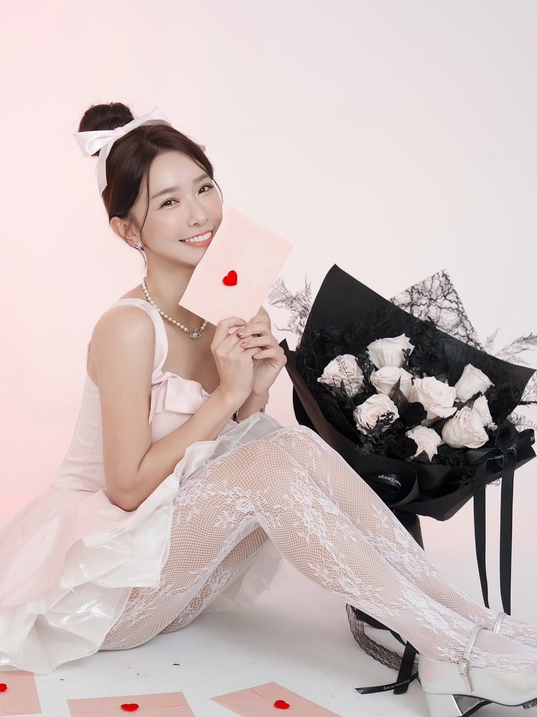 Photo shared by 禾羽 Kimi on February 13, 2026 tagging @sutu.an_taipei. May be an image of heart, playing cards, dress, prairie gentian, rose and text.