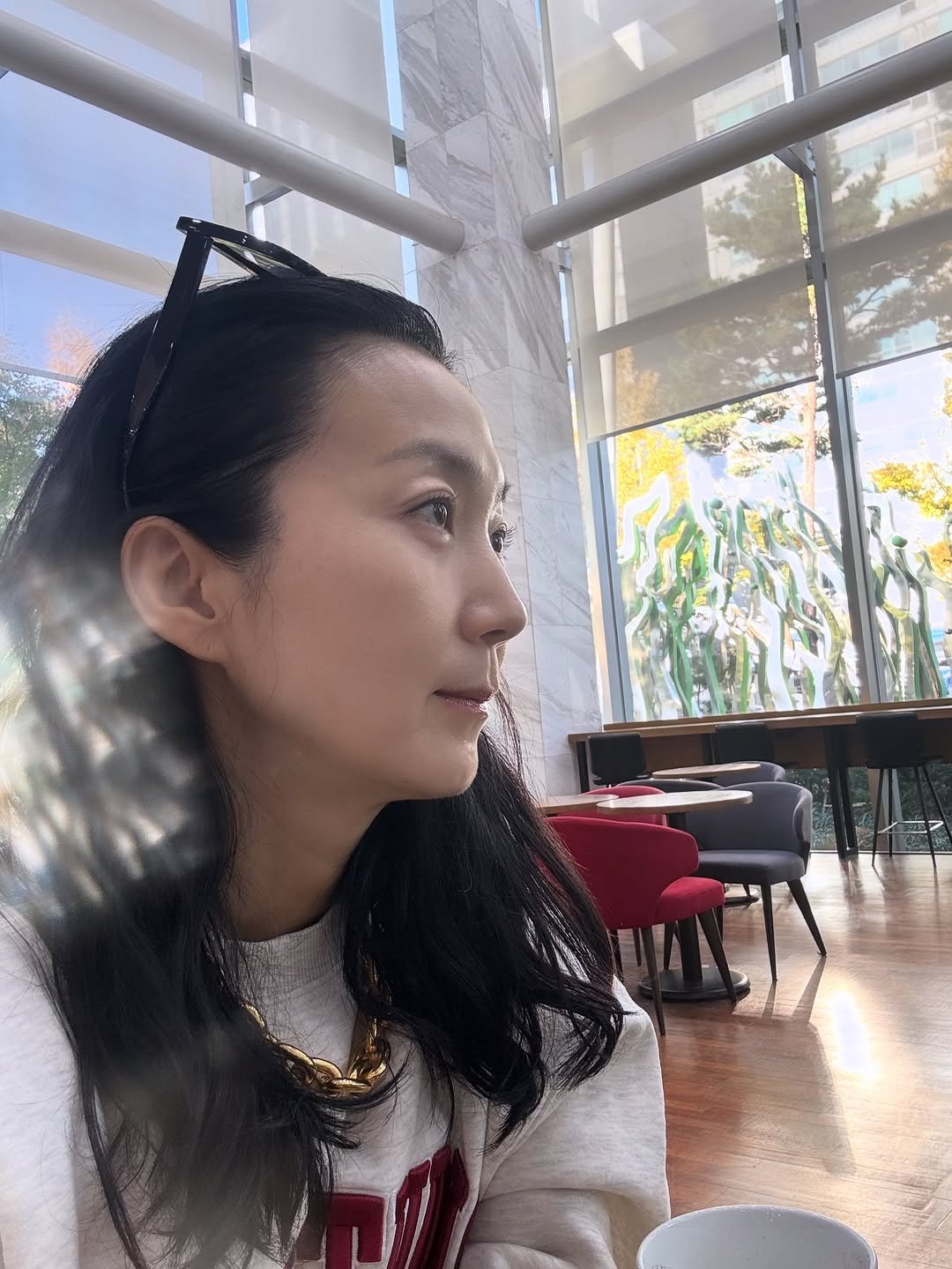 Photo by 배우 김주령 on November 11, 2025. May be an image of one or more people, hair, cornflower and text.