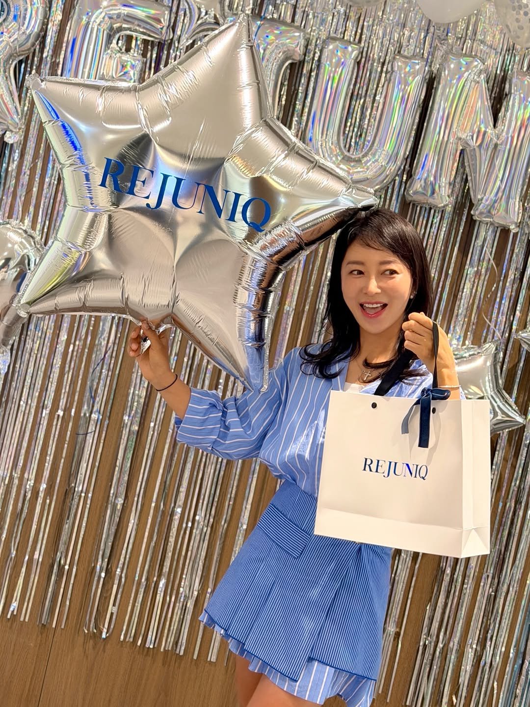 Photo by 김가영 on April 22, 2026. May be an image of sleepwear, balloon, cornflower and text that says 'REJUNIO REJUT EJUNIQ REJUNIQ'.
