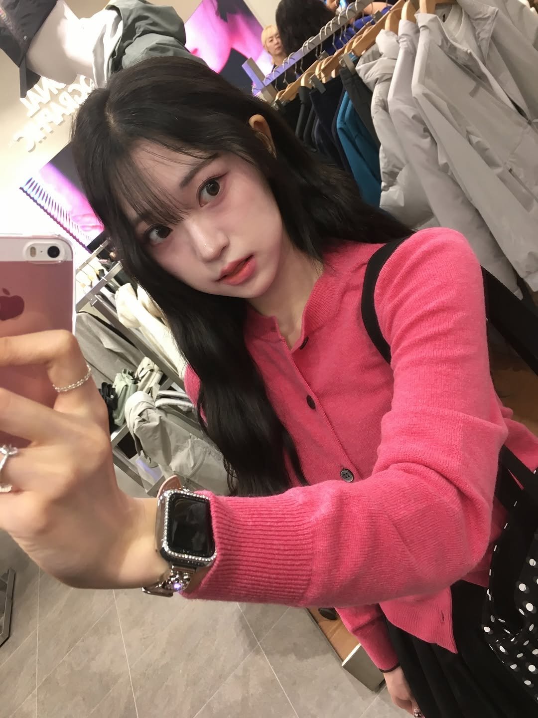 Photo by 김밍 🐰 on October 03, 2025. May be a selfie of 1 person, hair, top and text.