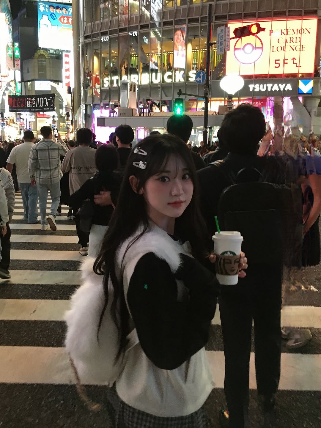 Photo by 김밍 🐰 on October 23, 2025. May be an image of Times Square and text that says '치 KEMΦΝ CARD LOUNGE NGE 5 MISTARBUCKSA TSUTAYA "'.