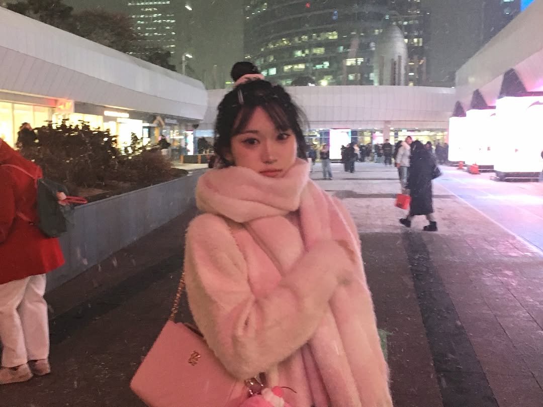 Photo by 김밍 🐰 on December 04, 2025. May be an image of overcoat, goosedown coat, sable coat, duffle coat, parka and text.