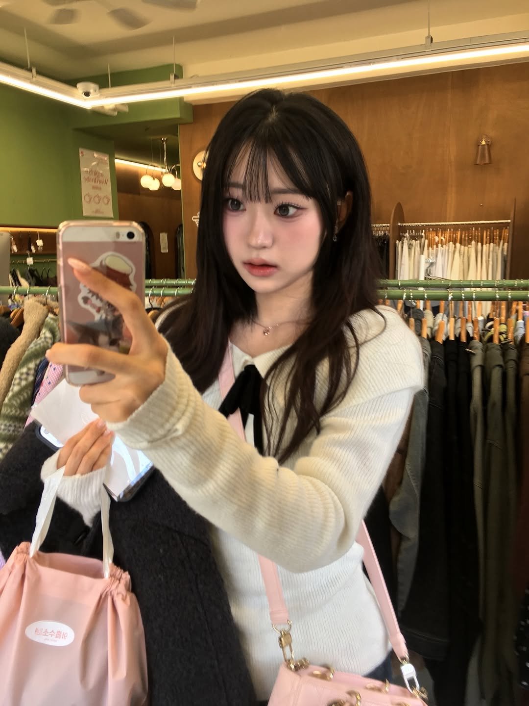 Photo by 김밍 🐰 on February 11, 2026. May be an image of purse, sling and text.