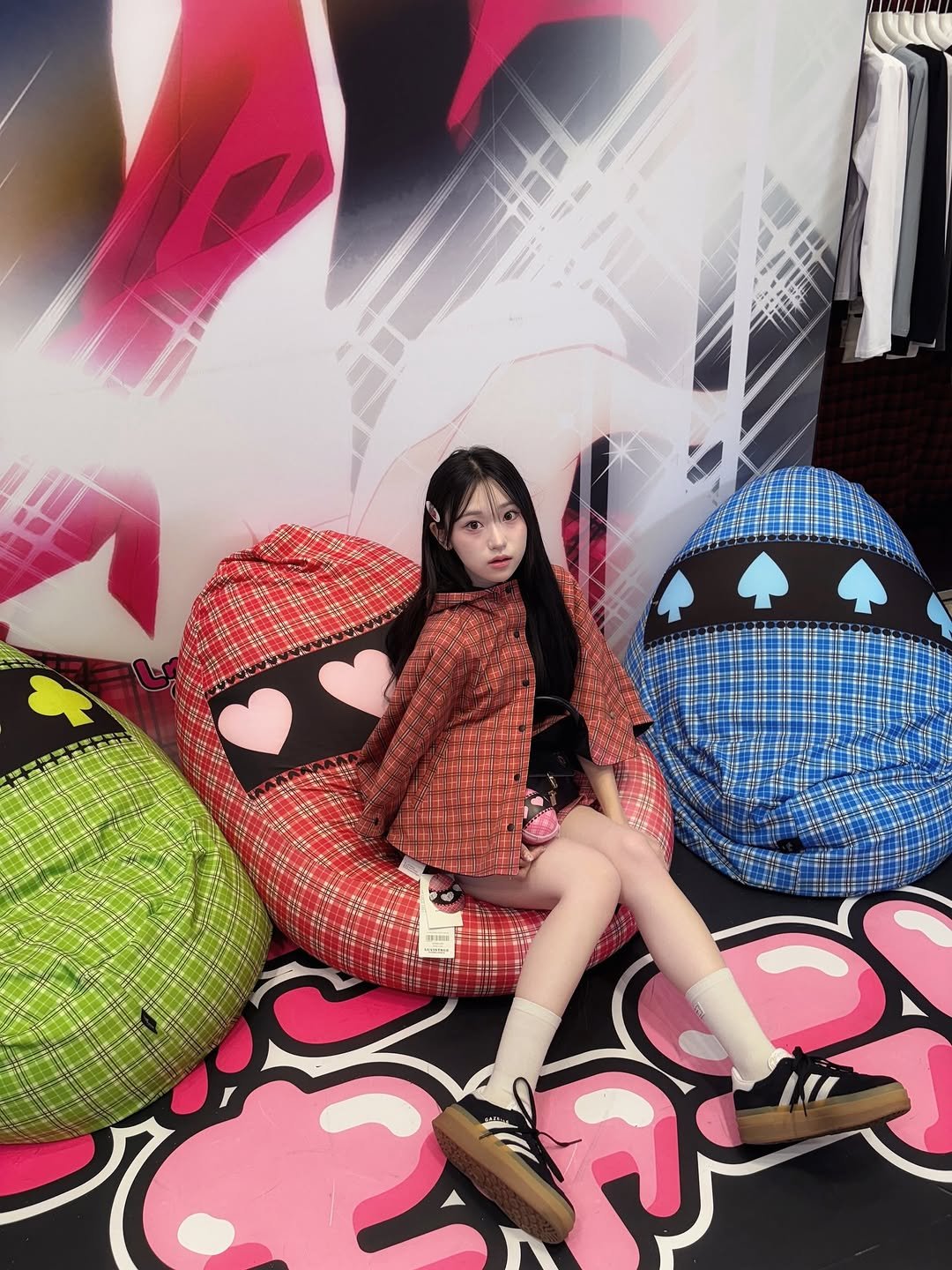 Photo by 김밍 🐰 on September 11, 2025. May be pop art of 1 person, lollipop, costume and text.