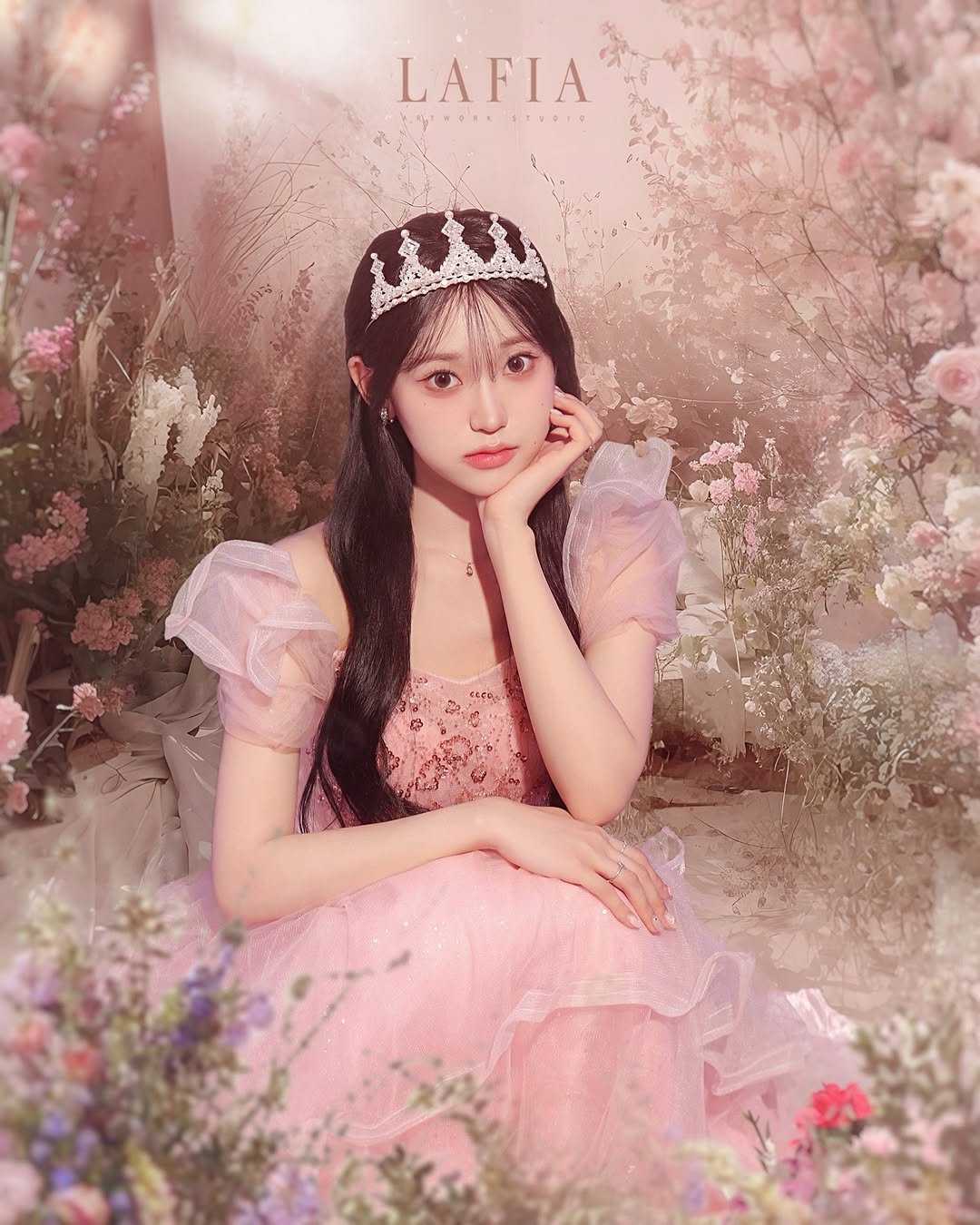 Photo by 김밍 🐰 on August 24, 2025. May be an image of 1 person, dress, headdress and text.