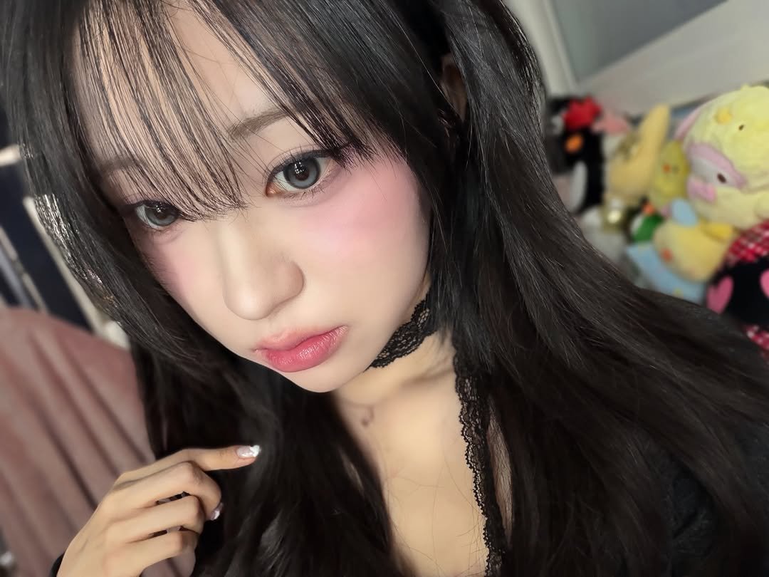 Photo by 김밍 🐰 on December 25, 2025. May be a selfie of one or more people, hair, makeup and text.