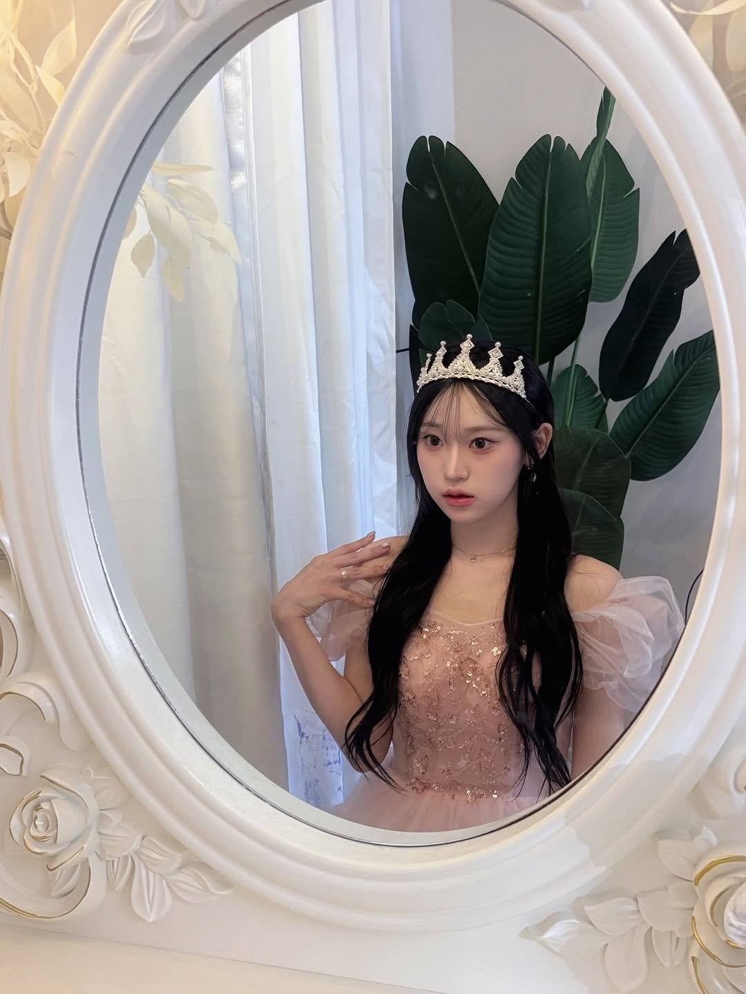 Photo by 김밍 🐰 on September 08, 2025. May be an image of 1 person, hair, costume, headdress, dress, mirror and text.