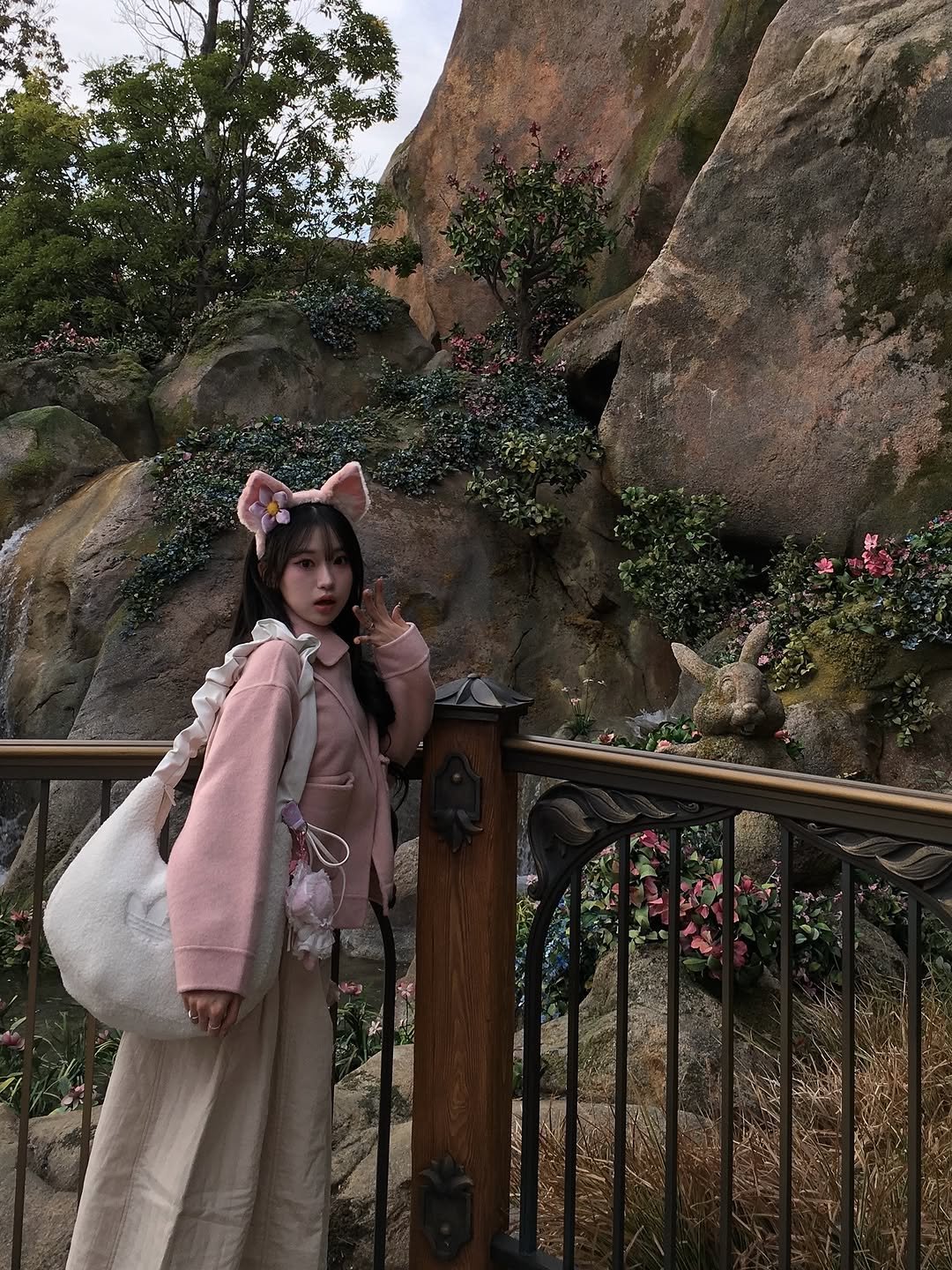 Photo by 김밍 🐰 on October 29, 2025. May be an image of costume, cloak, bath robe and text.