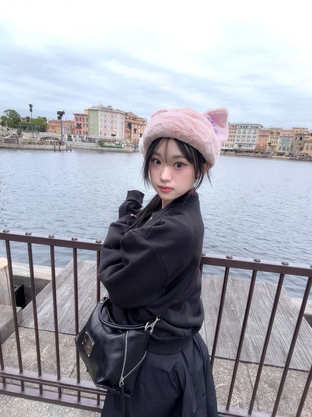 Photo by 김밍 🐰 on October 20, 2025. May be an image of duffle coat, parka, beret and text.