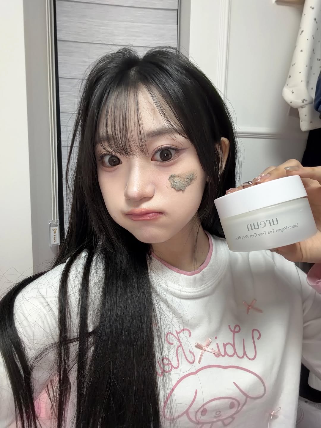 Photo by 김밍 🐰 on November 19, 2025. May be an image of one or more people, hair, makeup, hair product, hand cream, lotion and text.