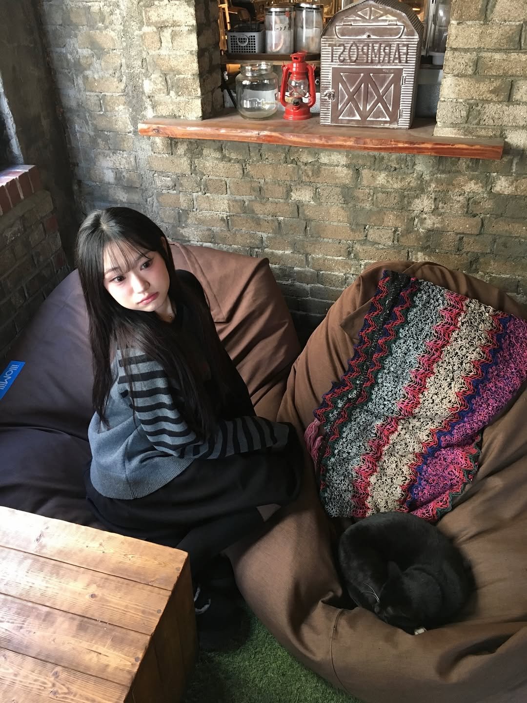 Photo by 김밍 🐰 on January 20, 2026. May be an image of beanbag chair, blanket, futon, parka and text.