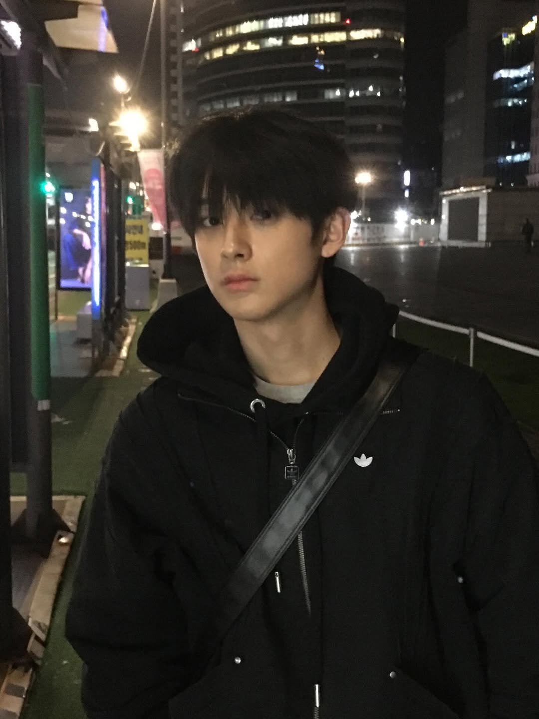 Photo by 김민규 / KIM MIN KYU on March 27, 2026. May be an image of one or more people, bangs, duffle coat, parka, night and text.