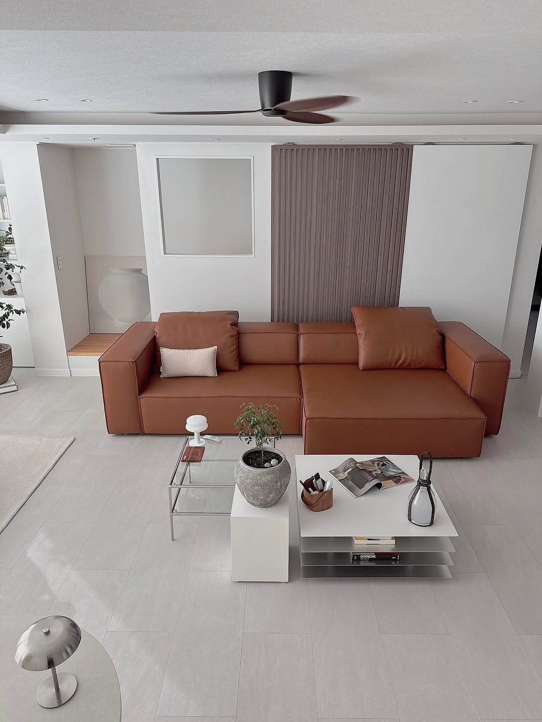 Photo shared by 킴님 / kimmm_nim / 김 주 on September 26, 2025 tagging @flat_point, and @beiligne. May be an image of sofa, armchair, living room, indoors and text.