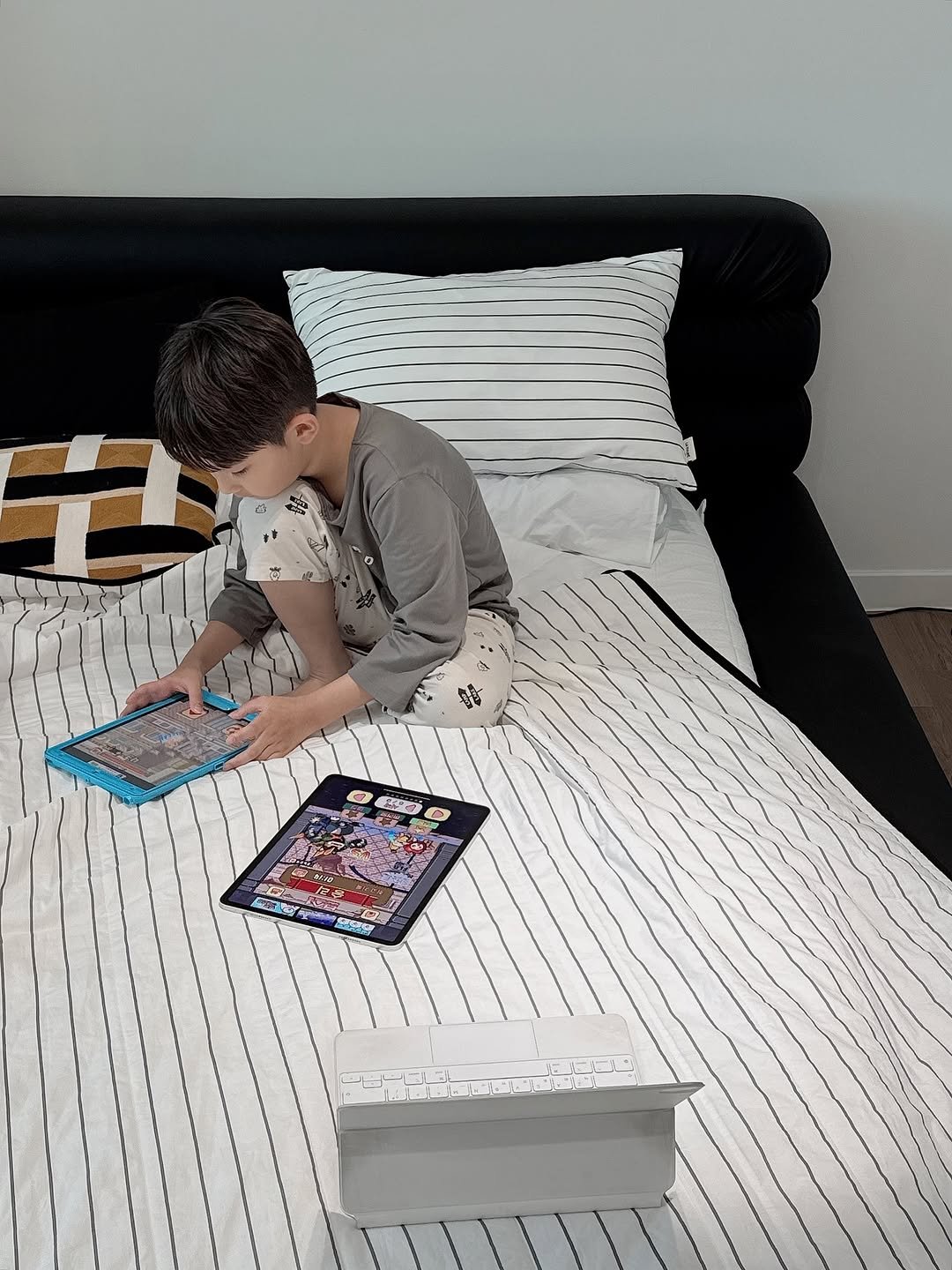 Photo by 킴님 / kimmm_nim / 김 주 on August 17, 2025. May be an image of 1 person, child, tablet, mattress, lego, bedroom and text.