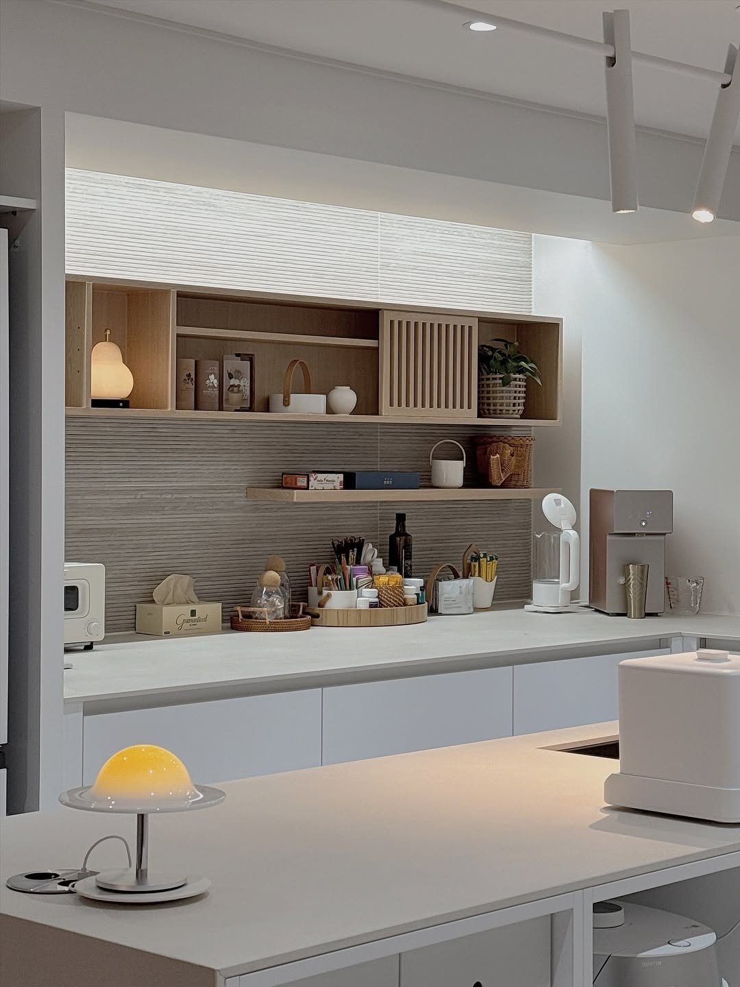 Photo by 킴님 / kimmm_nim / 김 주 on November 16, 2025. May be an image of sink, lighting, countertop, indoors, kitchen and text.