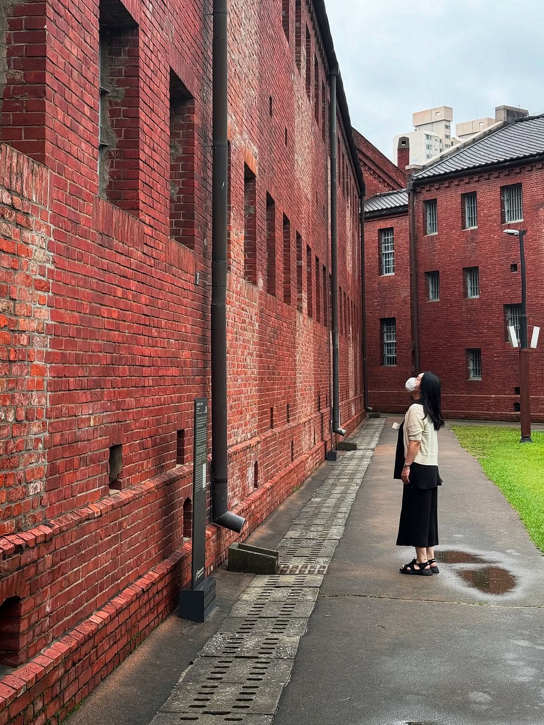 Photo by 킴님 / kimmm_nim / 김 주 on August 15, 2025. May be an image of 1 person, brick wall and text.