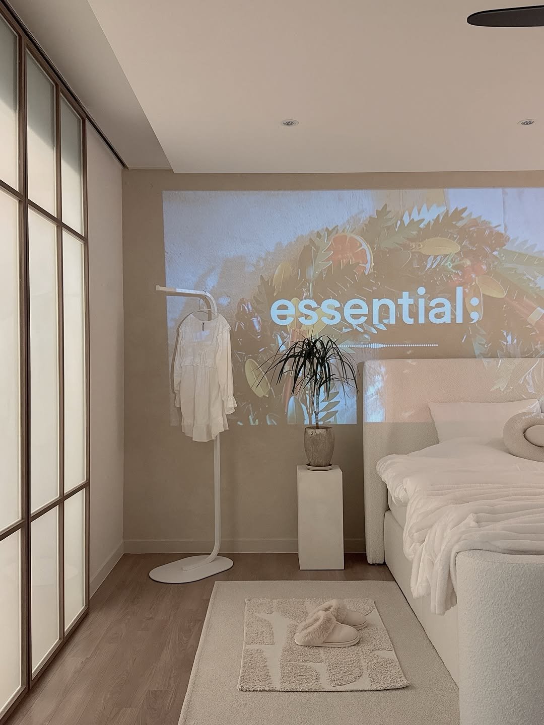 Photo by 킴님 / kimmm_nim / 김 주 on December 28, 2025. May be an image of furniture, bedroom and text.