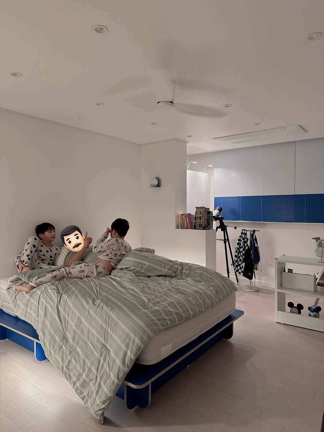 Photo by 킴님 / kimmm_nim / 김 주 on December 20, 2025. May be an image of mattress, headboard, bed, indoors, bedroom and text.