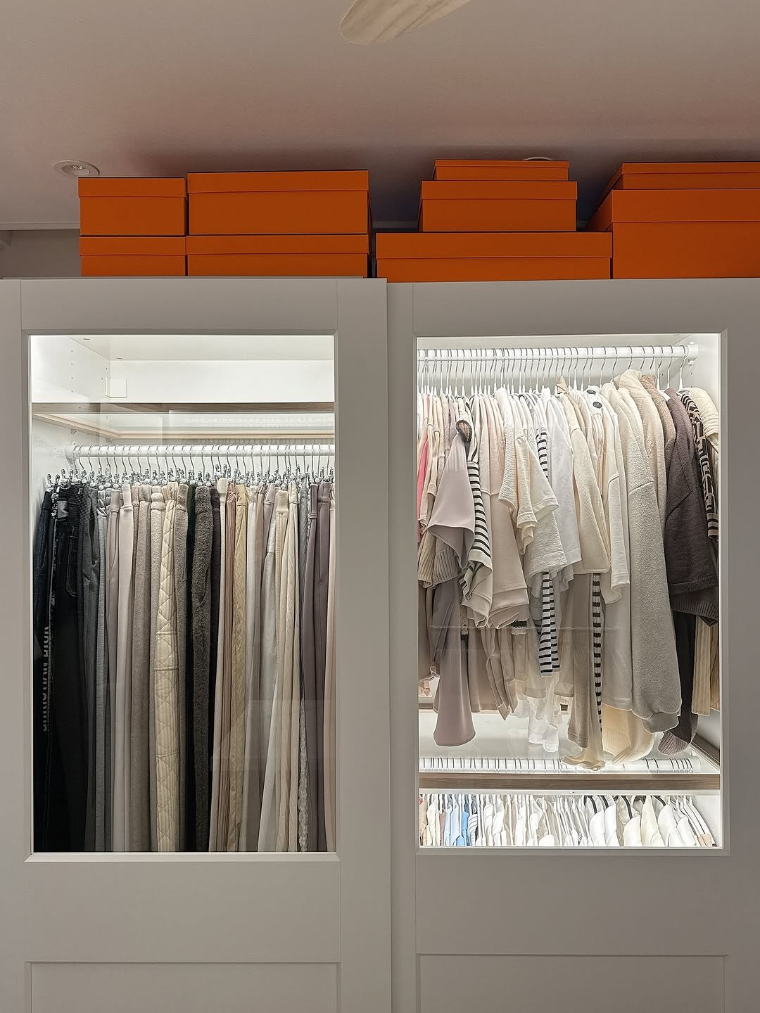 Photo by 킴님 / kimmm_nim / 김 주 on December 26, 2025. May be an image of clothes hanger, display case, rack, armoire, indoors and text.