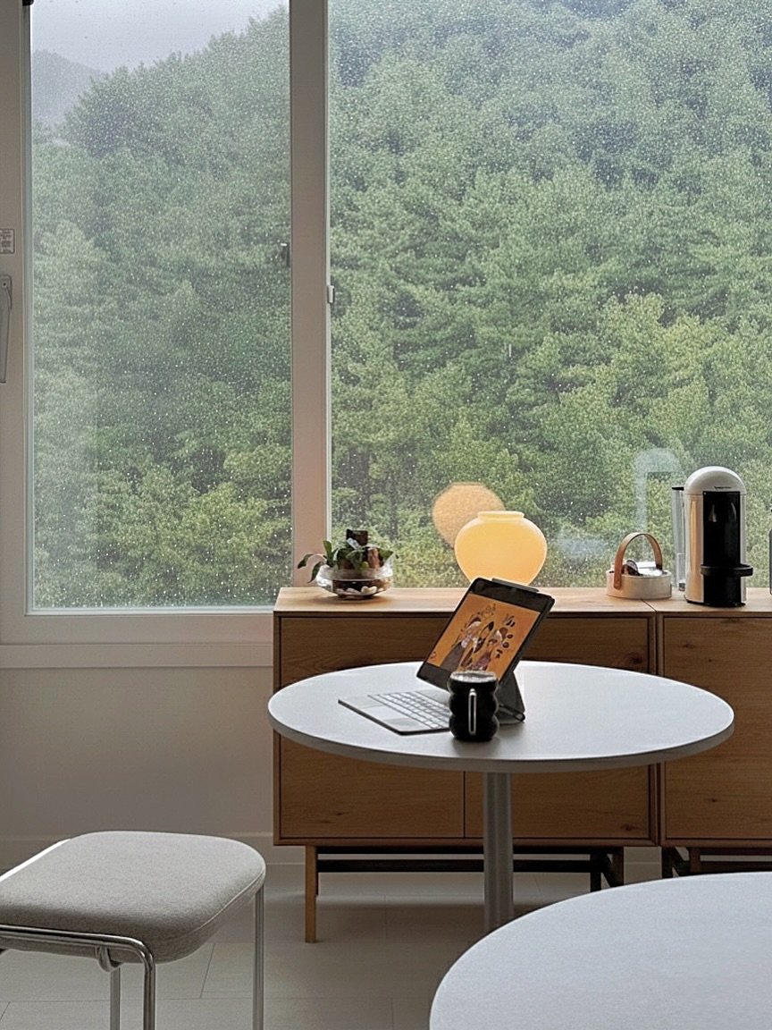 Photo shared by 킴님 / kimmm_nim / 김 주 on December 23, 2025 tagging @villa_records_. May be an image of table, indoors, window and text.