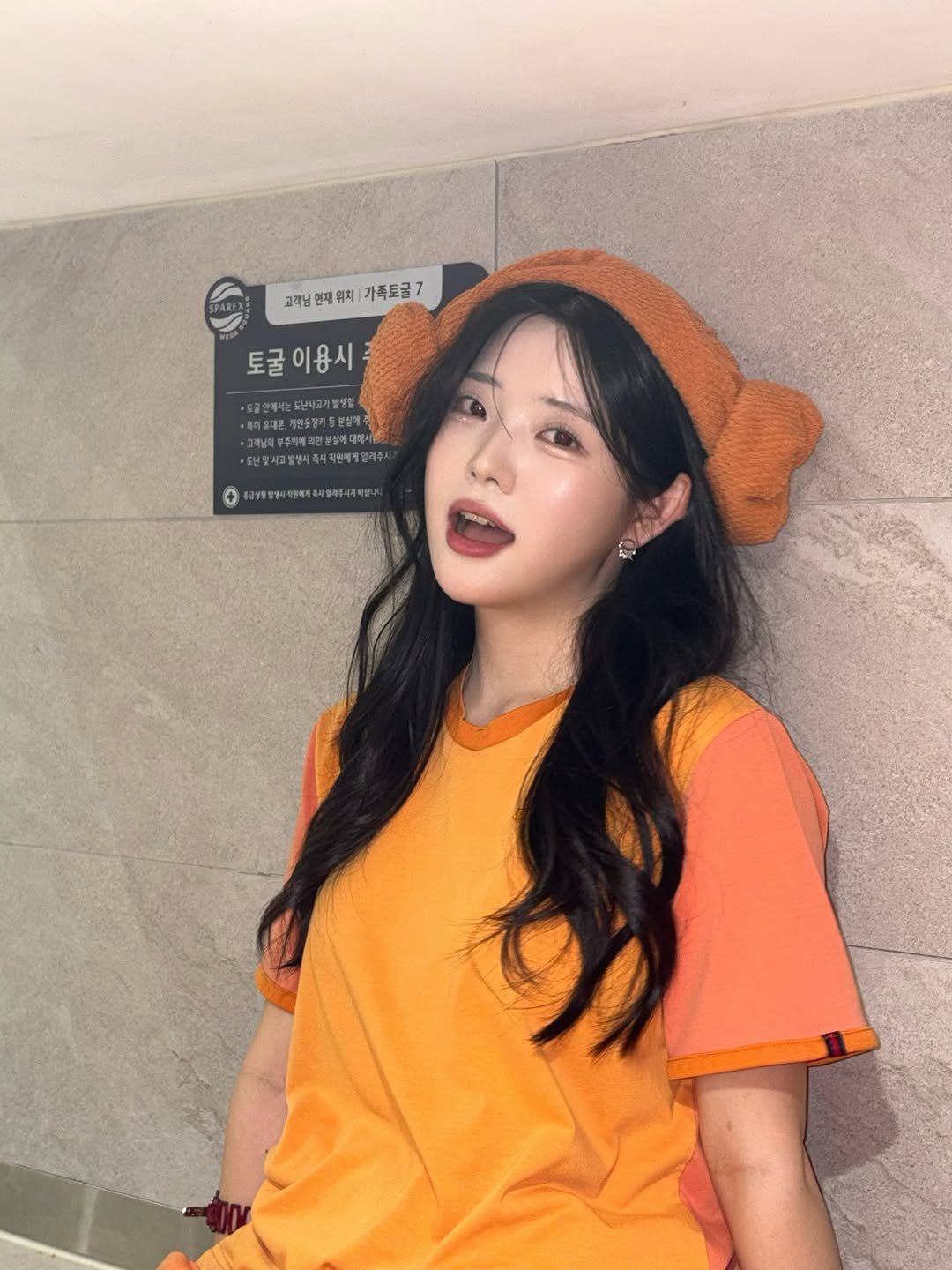 Photo by 김오후 ᴋɪᴍᴏʜʜᴜ on February 27, 2026. May be an image of one or more people, hair, hat, top, beret and text.