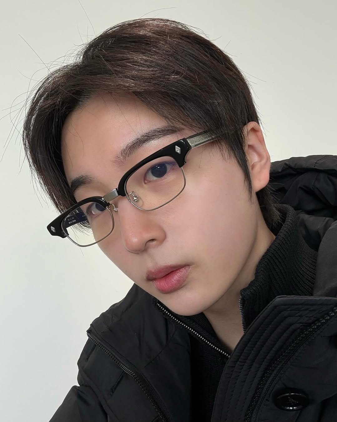 Photo shared by 정 한 on December 06, 2025 tagging @pearlbacken. May be a selfie of one or more people, hair, eyeglasses, duffle coat, parka and text.