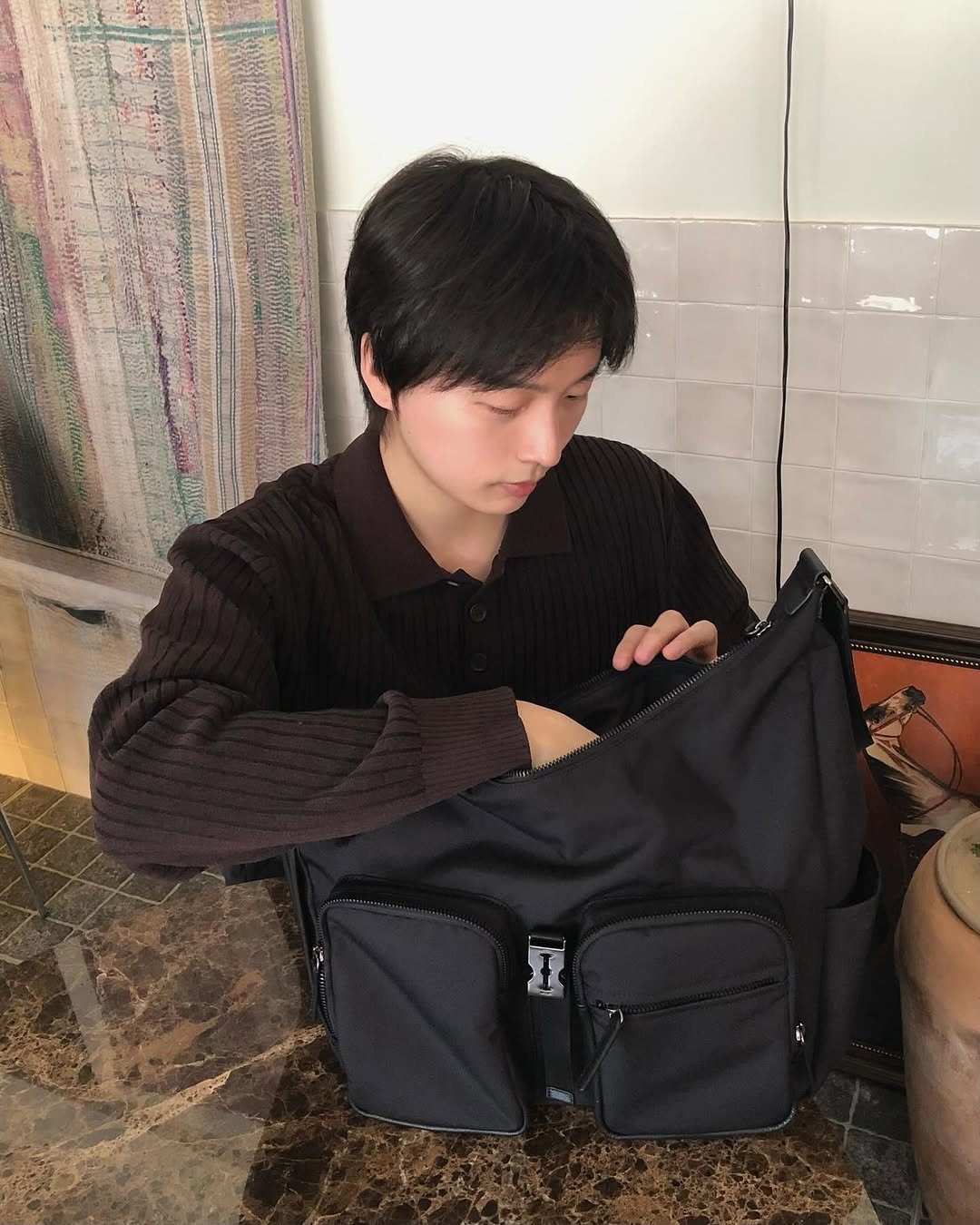 Photo shared by 정 한 on December 17, 2025 tagging @vunque_official, and @vunque.style. May be an image of tool bag, suitcase, sling, briefcase and text.